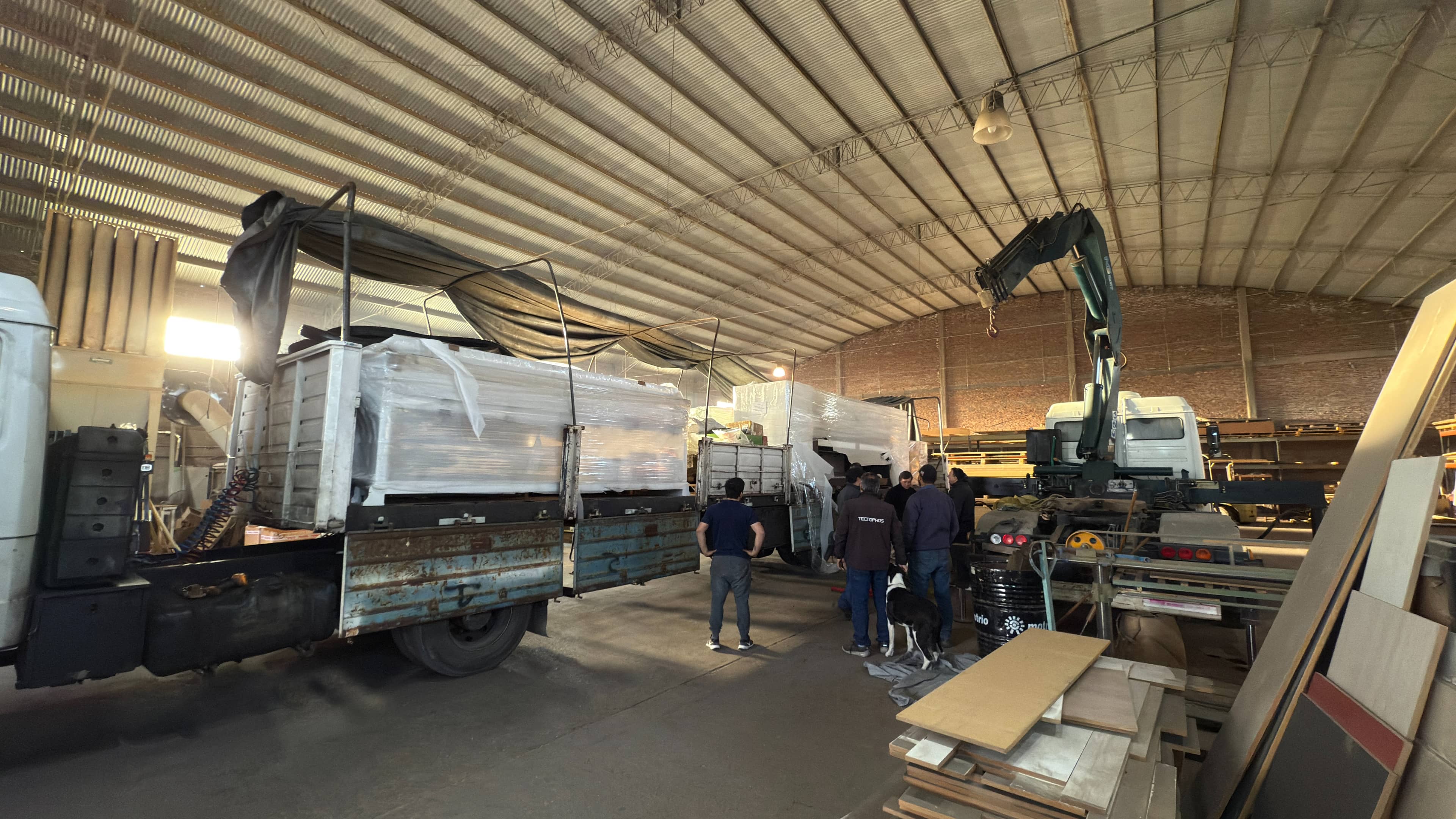 Recepción de maquinaria para carpintería en el depósito del cliente